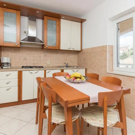 公寓 Komoseva I Mali Iž