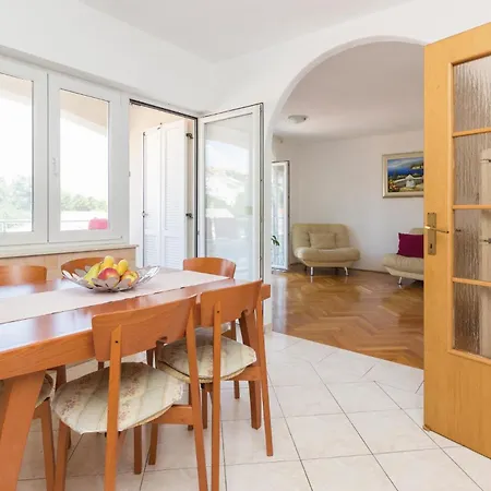 Stunning In With Kitchen Daire Mali Iž