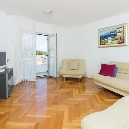 Stunning In With Kitchen Daire Mali Iž